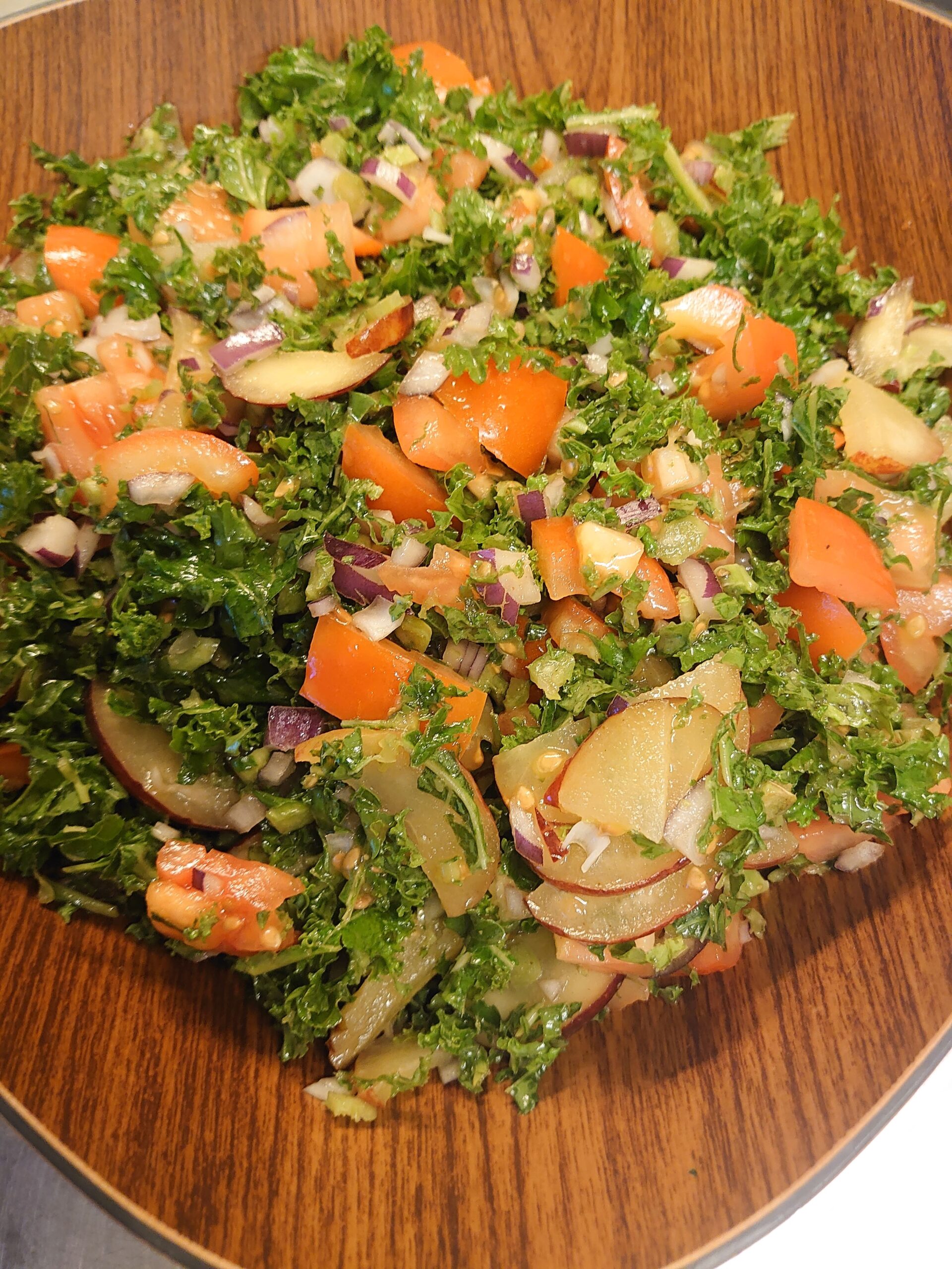 Grønkål salat med marinerede 🍏 tomater, løg også mangler der kun græskar kerner